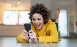 mujer móvil coronavirus cuarentena memes retos