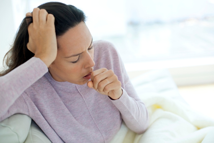 mujer tos gripe coronavirus catarro