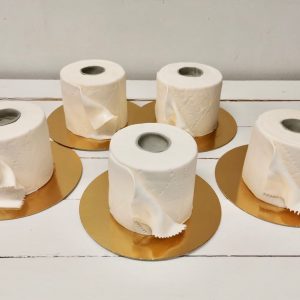 Una pastelería evita cerrar su negocio vendiendo tartas con forma de papel higiénico