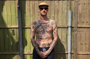 Se hace un tatuaje cada día de la cuarentena... ¡Y se queda sin huecos en el cuerpo!