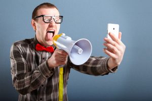 hombre con el megáfono grita al móvil