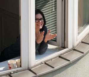 mujer aplauso sanitario