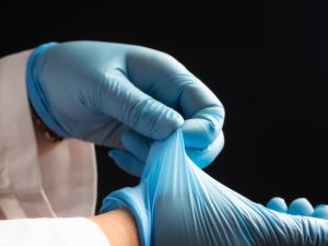 guantes manos personas coronavirus