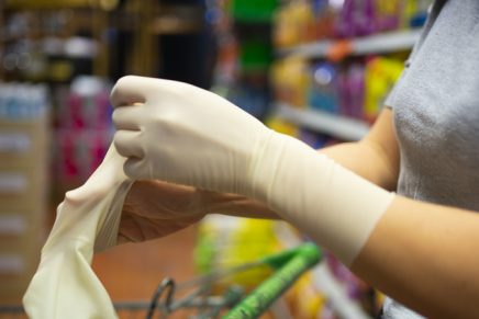 guantes compra errores manos supermercado coronavirus
