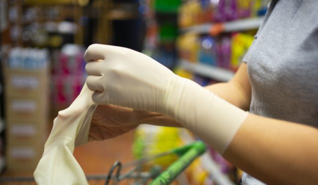 guantes compra errores manos supermercado coronavirus productos