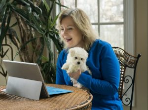 mujer perro videollamada