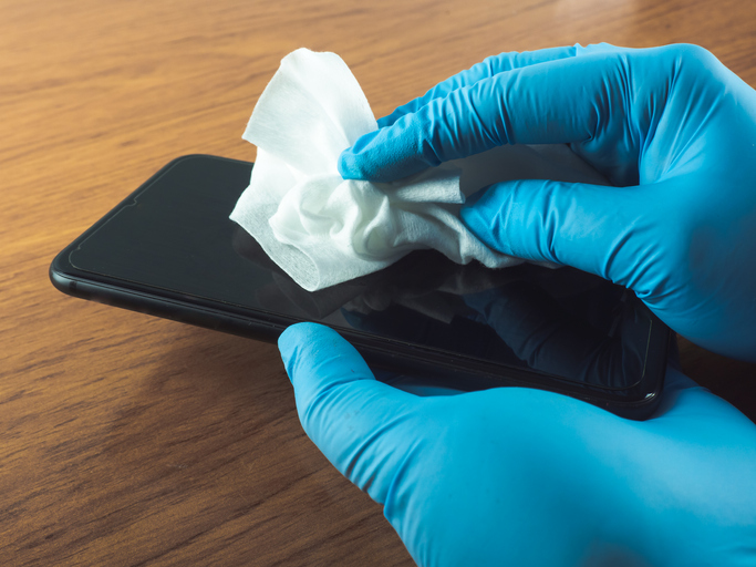 guantes persona limpia desinfecta móvil coronavirus