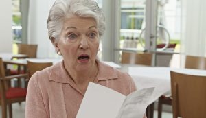 Intenta sorprender a su pareja apareciendo desnudo y acaba encontrándose a su suegra