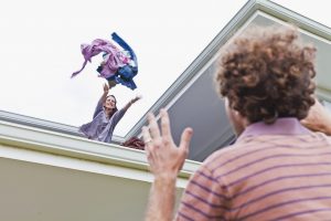 mujer tira ropa a su exnovio