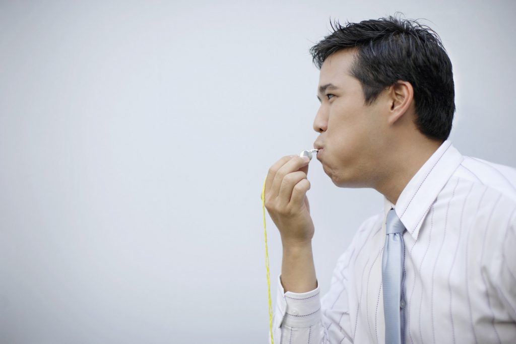 El curioso origen detrás de "tomar a alguien por el pito del sereno"