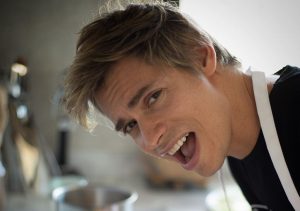 Carlos Baute cocina en casa