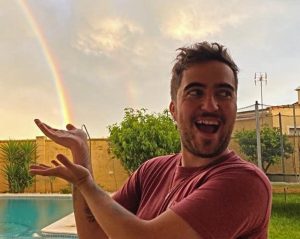 beret cantante artista cuarentena