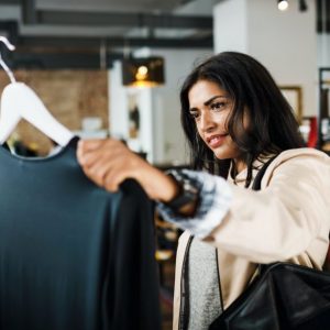 Mujer de compras en una tienda
