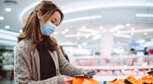 mujer mascarilla productos compra coronaviirus