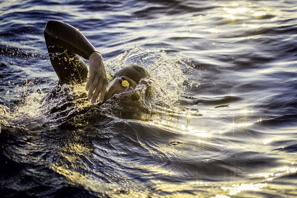 Un asturiano acude cada día a su trabajo nadando para respetar la distancia mínima