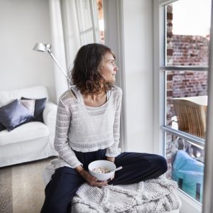 mujer casa encerrada cuarentena síndrome cabaña