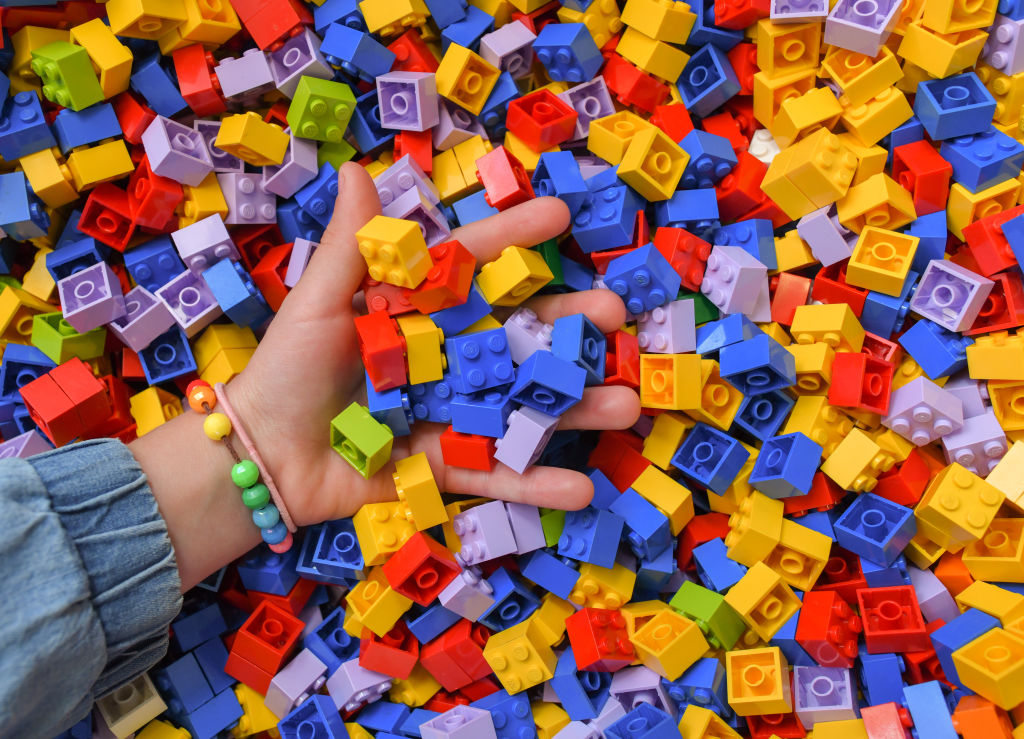 Una ONG recauda fondos pidiendo a las personas que pisen descalzas las piezas de LEGO