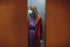 coronavirus ascensor mujer mascarilla