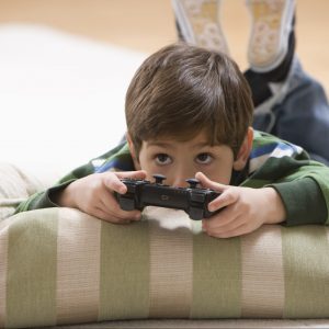 niño jugando a videojuegos