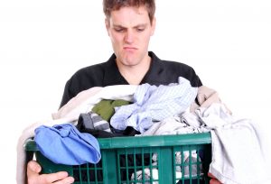 hombre con ropa sucia