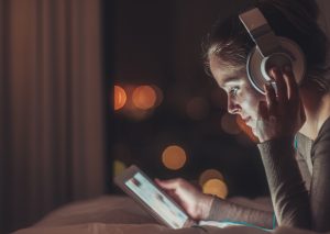 mujer whatsapp música cascos estados