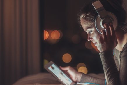 mujer whatsapp música cascos estados