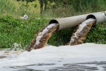 Descubre años después que se bañaba de pequeña en los residuos del pueblo de al lado