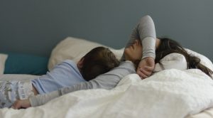 madre e hijo duermen