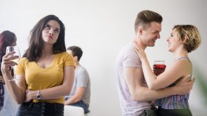 Las sospechas de una oyente por la extraña confianza de su pareja y su compañera de piso