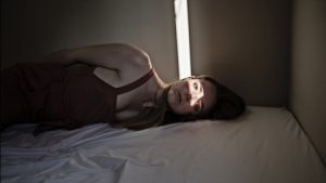 mujer casa encerrada cuarentena síndrome cabaña