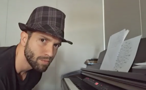 Pablo Alborán al piano