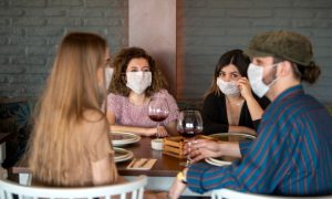 experimento gérmenes coronavirus restaurante