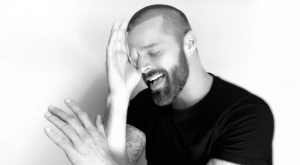 El artista Ricky Martin en su videoclip Tiburones