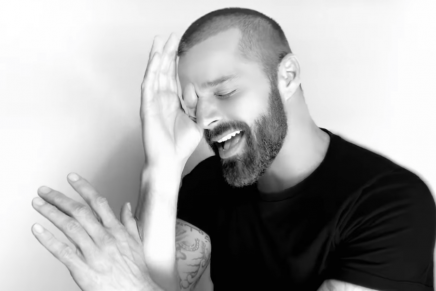 El artista Ricky Martin en su videoclip Tiburones