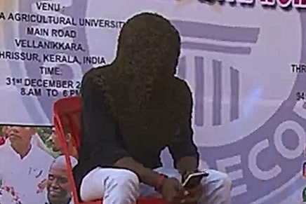 Entra en el Libro Guinness tras permanecer cuatro horas con 60.000 abejas en su rostro