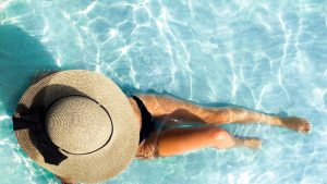 Mujer toma el sol en la piscina