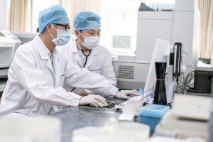 Dos científicos en el laboratorio