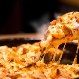 Recalienta la pizza en el microondas y añade un vaso de agua para que siga crujiente