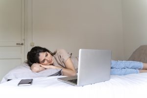 mujer en la cama viendo ordenador