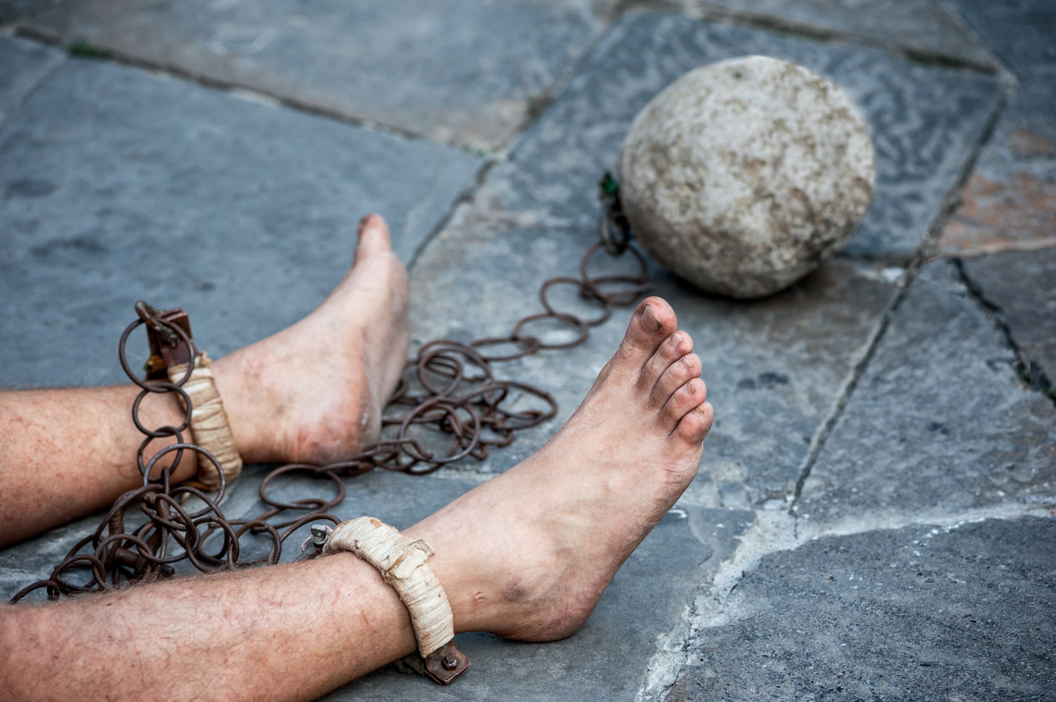 El cruel origen de "dormir a pierna suelta" de los antiguos presos y esclavos