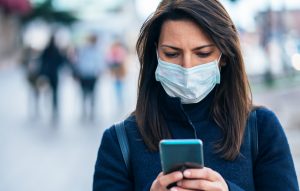 mujer móvil preocupación android apps