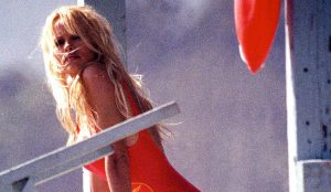 Pamela Anderson aún conserva su mítico bañador de "Vigilantes de la Playa"