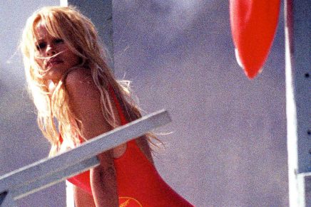 Pamela Anderson aún conserva su mítico bañador de "Vigilantes de la Playa"