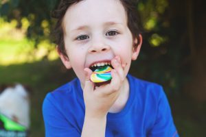 niño come caramelo