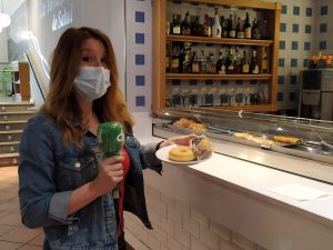 Saray Esteso acepta el reto atrevido y cumple con los antojos de todo el equipo