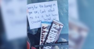 Golpea otro coche sin querer y deja una nota con chocolate para compensar