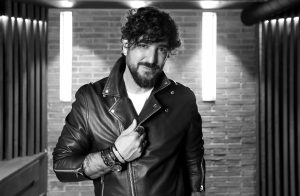 Antonio Orozco, protagonista del nuevo concurso atrevido con el que podrás llevarte mascarilla e hidrogel personalizados del programa