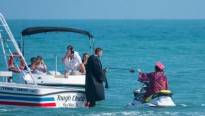 Alumnos celebran su graduación...¡En motos acuáticas!