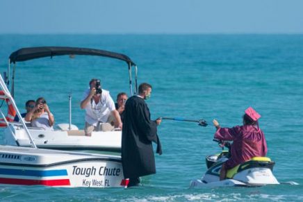 Alumnos celebran su graduación...¡En motos acuáticas!