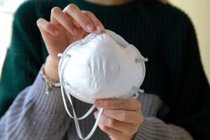 mascarilla manchada de maquillaje